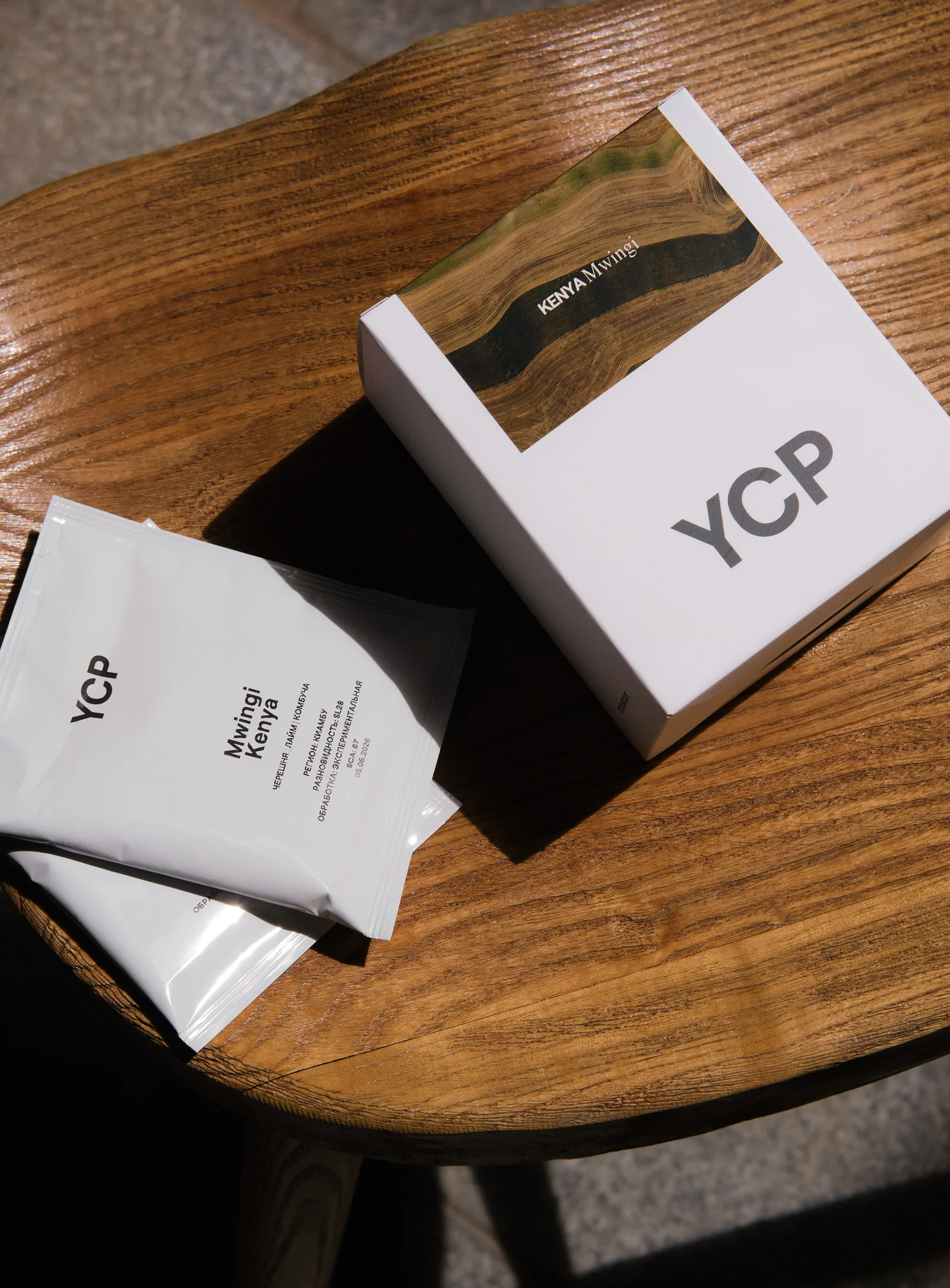 Коробка YCP с дрип-пакетами на деревянном столе