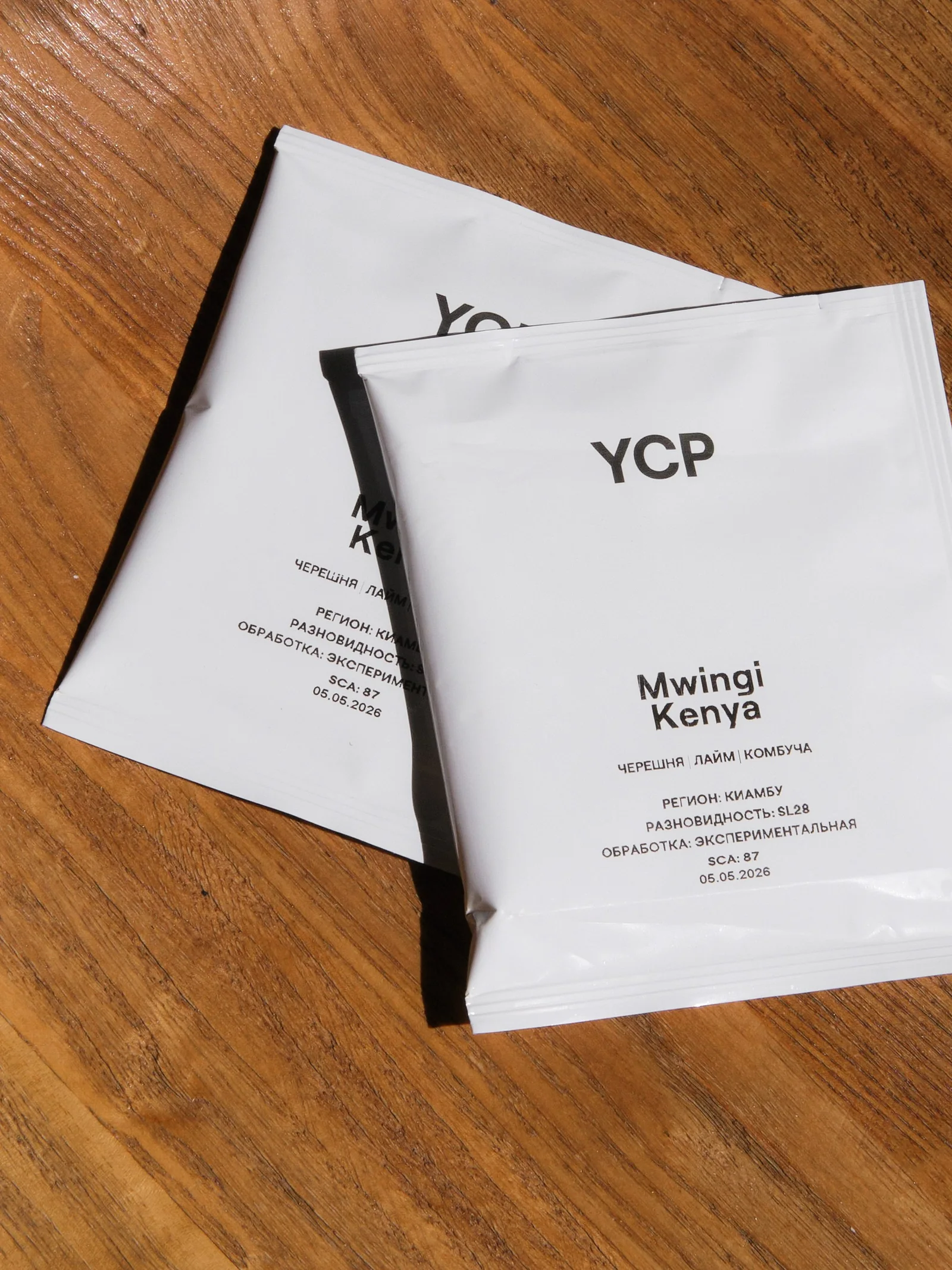 Дрип-пакеты кофе YCP на деревянном столе